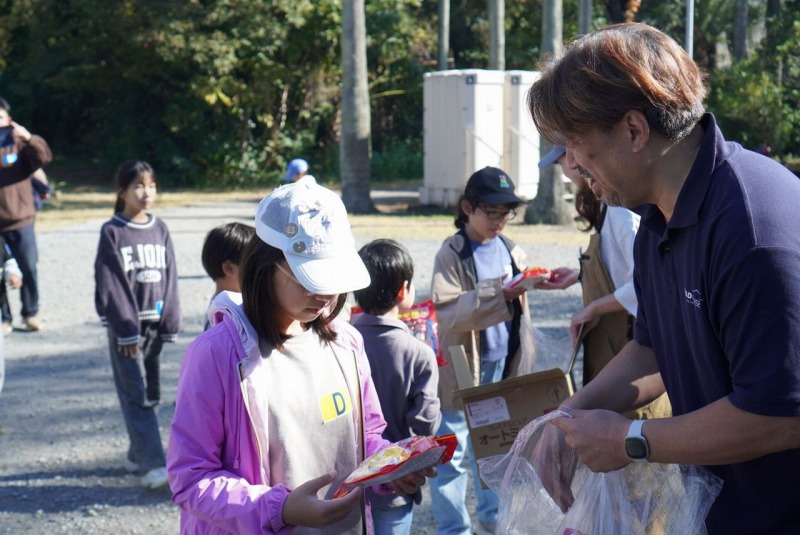s-社長お菓子配布